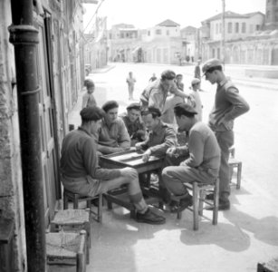 Spelende Israelische soldaten op een terras, vermoedelijk het bordspel backgammo, Bestanddeelnr 255-0112