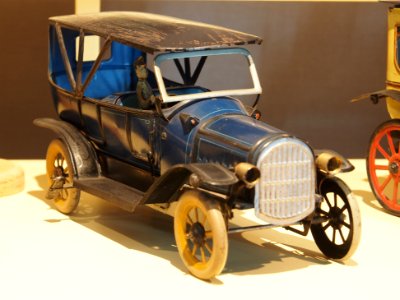 Speelgoedmuseum Deventer, tin toy car, pic3