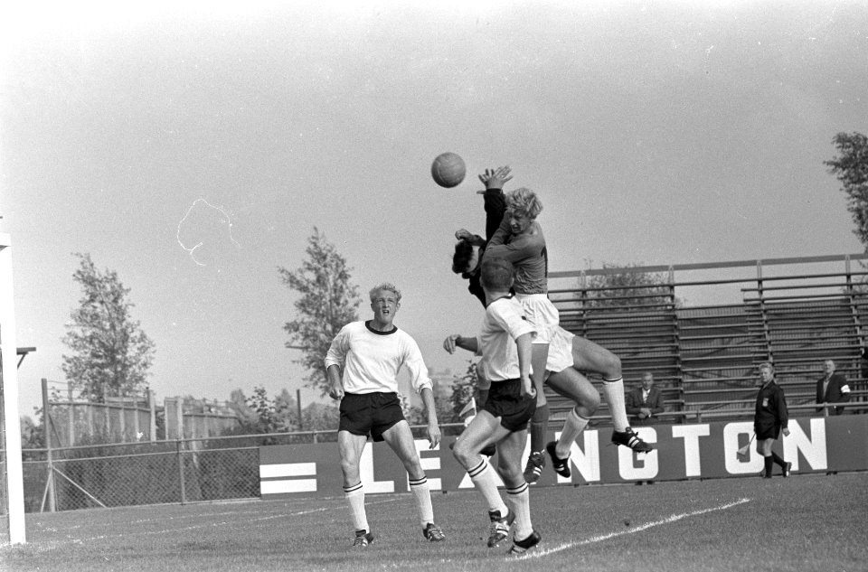 Speler Dries Boszhard van de Volewijckers in duel met keeper Van Dijkhuizen, Bestanddeelnr 919-5266