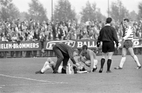 Speler Van Straalen krijgt een blessure behandling, Bestanddeelnr 919-5506