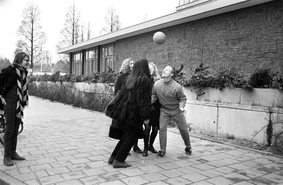 Speler Jimmy Johnstone kopt een bal in het bijzijn van een paar meisjes, Bestanddeelnr 924-3386