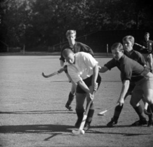 Speler Nico Spits terwijl hij zijn eerste doelpunt scoort voor Amsterdam, Bestanddeelnr 918-2919