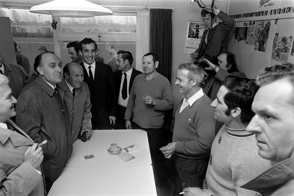 Spaanse minister met bewoners tijdens bezoek aan woonkamp El Prado van Philips, Bestanddeelnr 923-4574