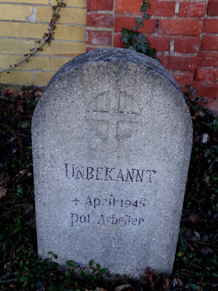 Sowjetische Kriegsgräberstätte in Arnstadt 90