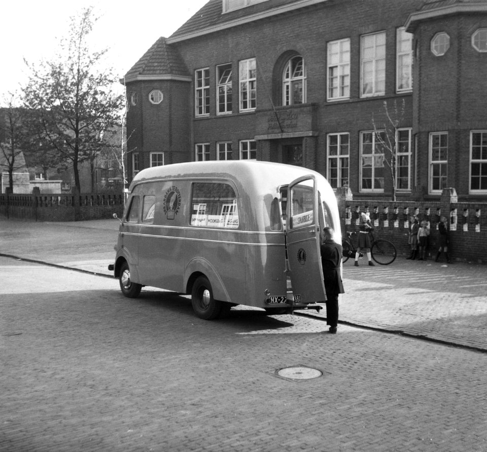 Spaarbank (Rotterdam) spaarder gaat auto in, Bestanddeelnr 903-3235