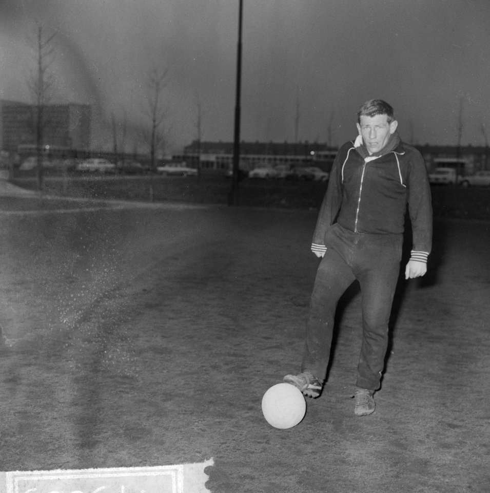 Spelers DWS Geurtsen in actie met bal, Bestanddeelnr 917-5009