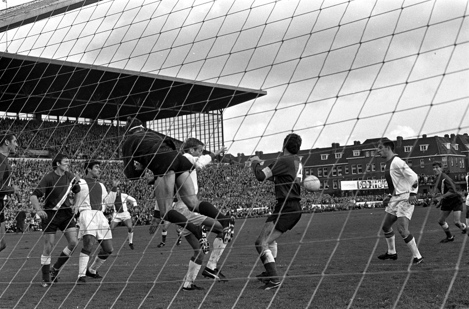 Sparta tegen Ajax 1-0. Keeper van Beveren stompt bal voor Nuninga weg, Bestanddeelnr 920-8190