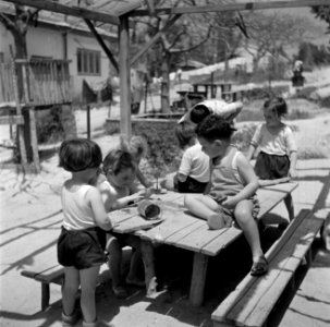 Spelende kinderen bij de kinderopvang van kibboets Kiwath Brenner, Bestanddeelnr 255-0578 photo