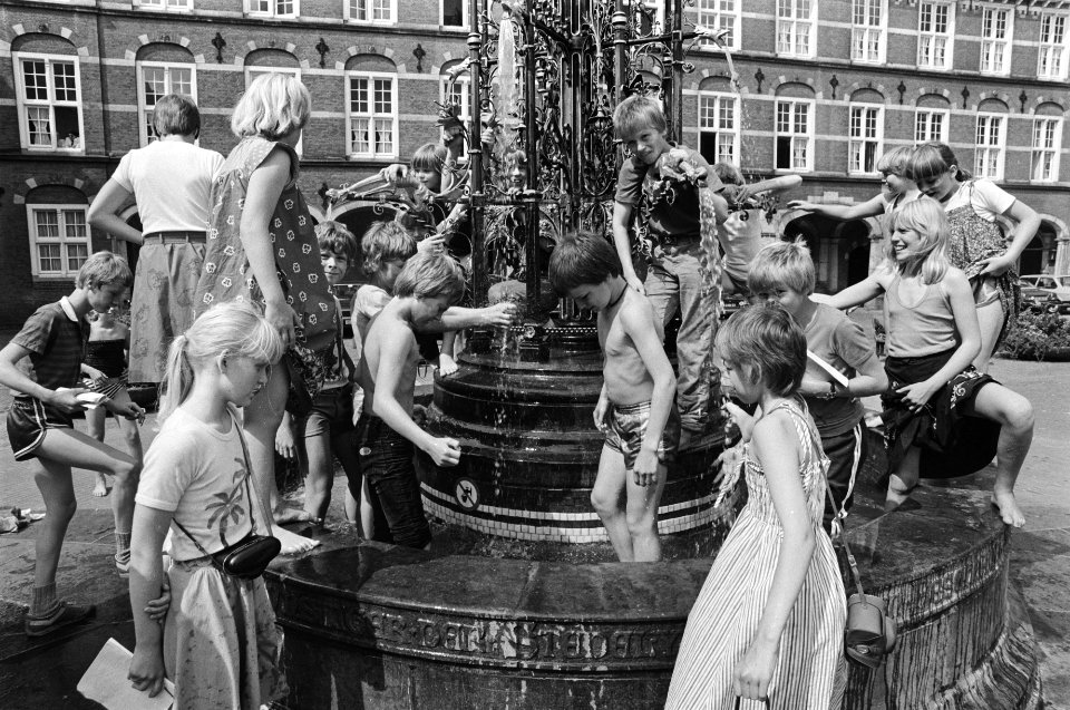 Spelende kinderen in fontein op Binnenhof, Bestanddeelnr 931-5843