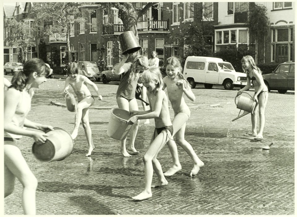 Spelende kinderen met water, NL-HlmNHA 5400467447