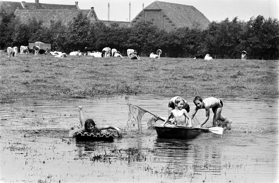 Spelende kinderen op een ondergelopen weiland, Bestanddeelnr 930-9379