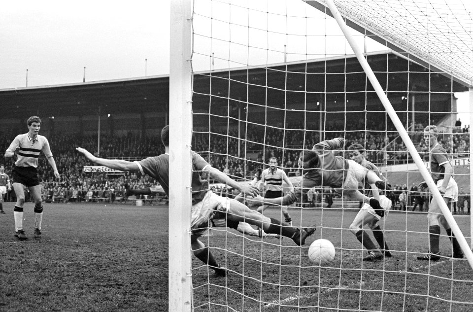 Speler Wery van DOS scoort, keeper Van Leeuwen is te laat, Bestanddeelnr 919-7389