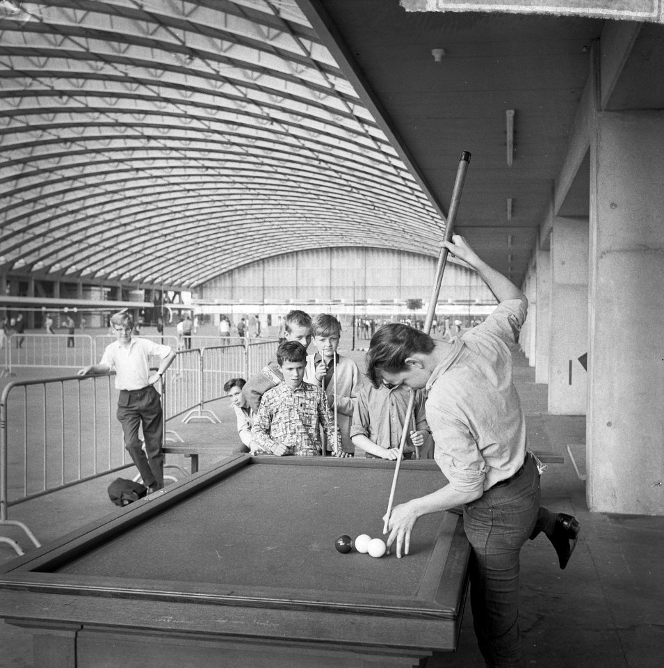Spel en sport voor jeugd in RAI-gebouw te Amsterdam. Biljarten, Bestanddeelnr 915-3585