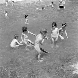 Spelende kinderen in een bevloeiingsbassin van de kibboets, Bestanddeelnr 255-0617