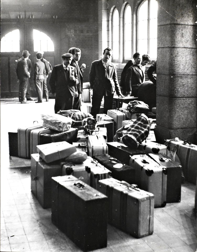 Spaanse arbeiders terug naar Spanje. In de hal van het station van Maastricht wa, Bestanddeelnr 121-0415