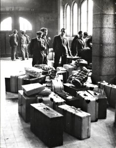 Spaanse arbeiders terug naar Spanje. In de hal van het station van Maastricht wa, Bestanddeelnr 121-0415