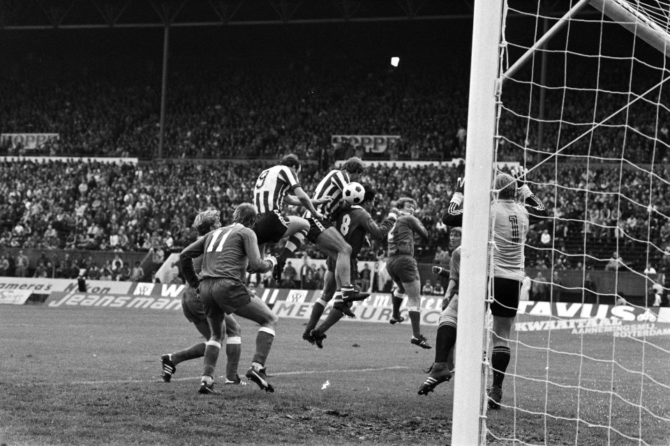 Sparta-speler David Loggie (9) scoort Ajax-spelers Vanenburg (8) en Wim Janssen, Bestanddeelnr 931-7227