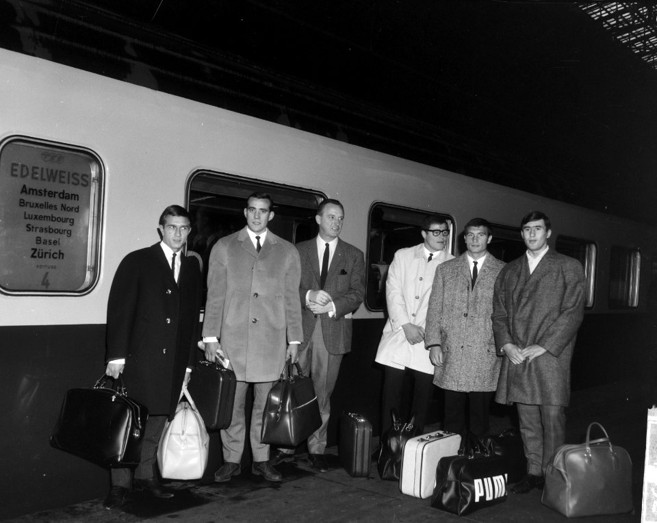 Spelers bij vertrek van het Centraal Station v.l.n.r. Flinkevleugel, Schrijvers, Bestanddeelnr 918-4392