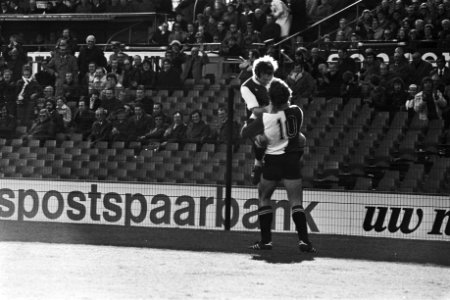 Speler Jansen omhelst Vreysen na een doelpunt, Bestanddeelnr 929-0483
