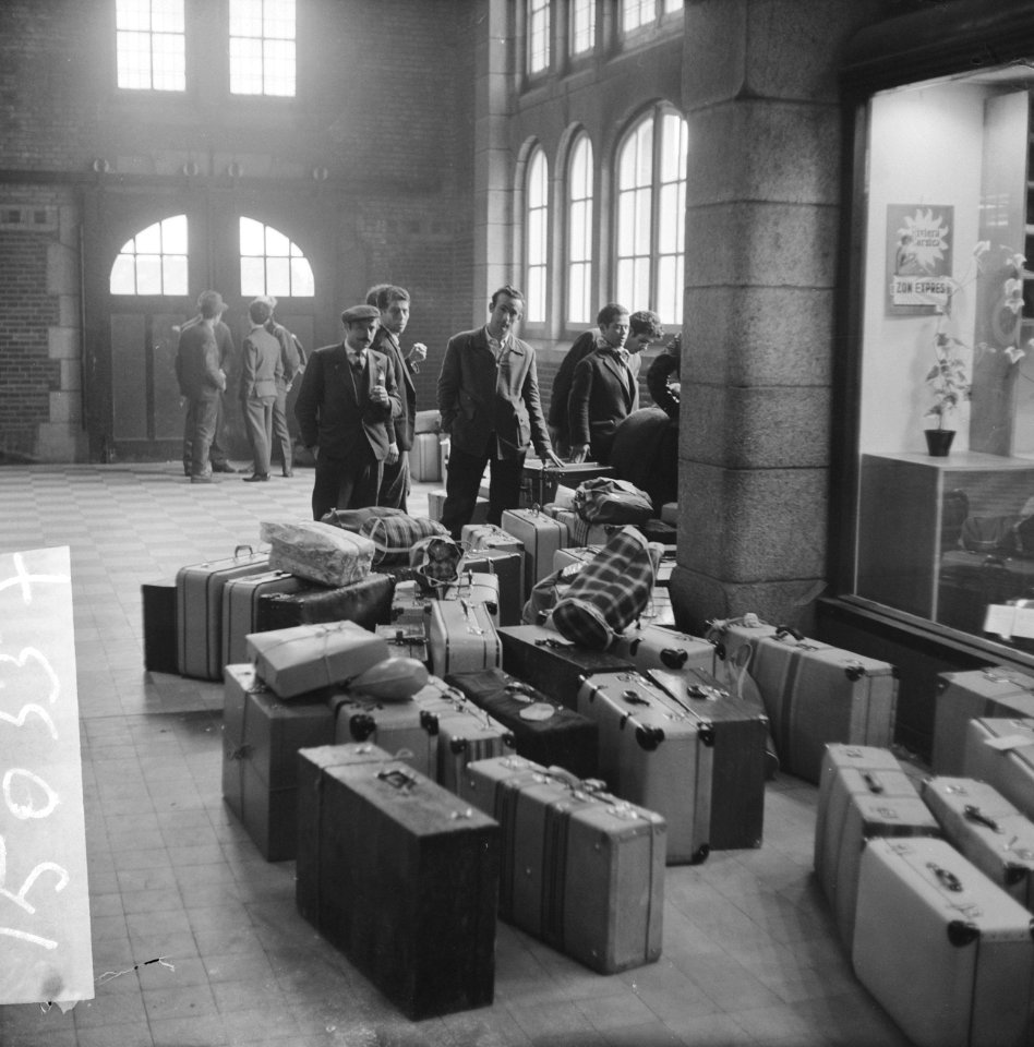 Spaanse arbeiders terug naar Spanje In de hal van het station van Maastricht wa, Bestanddeelnr 915-0337