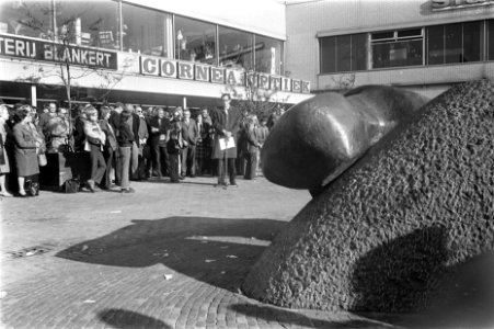 Speelplastiek met op de achtergrond toeschouwers en genodigden, Bestanddeelnr 926-7858