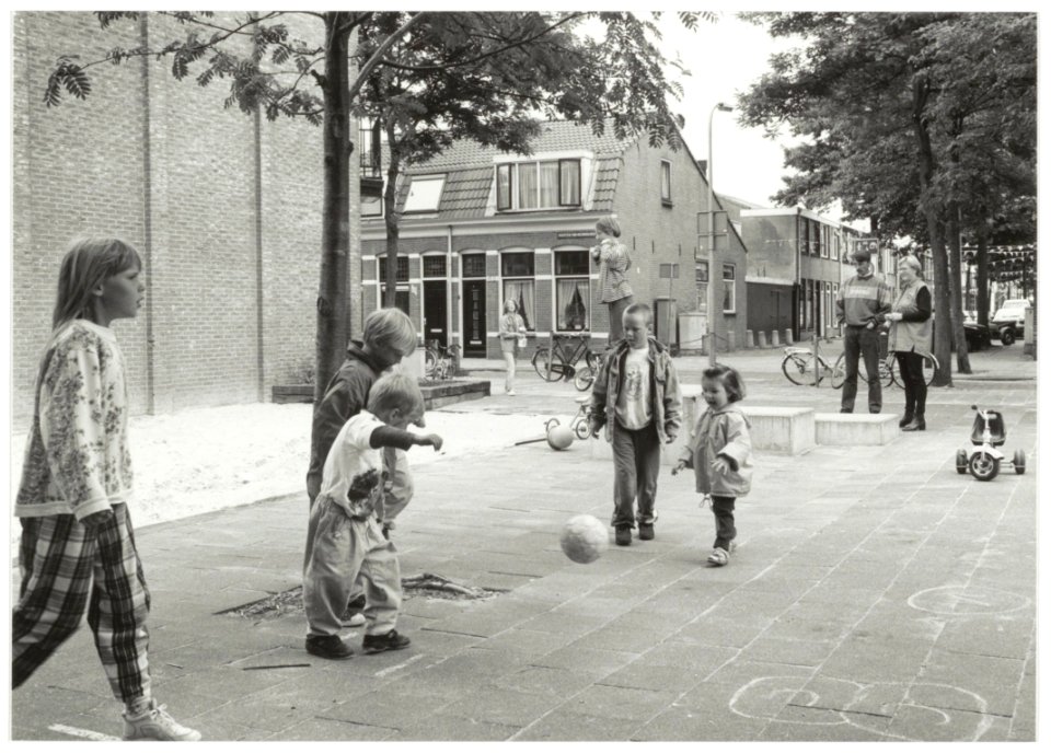 Speelplaats aan de Maerten van Heemskerckstraat. NL-HlmNHA 54036514