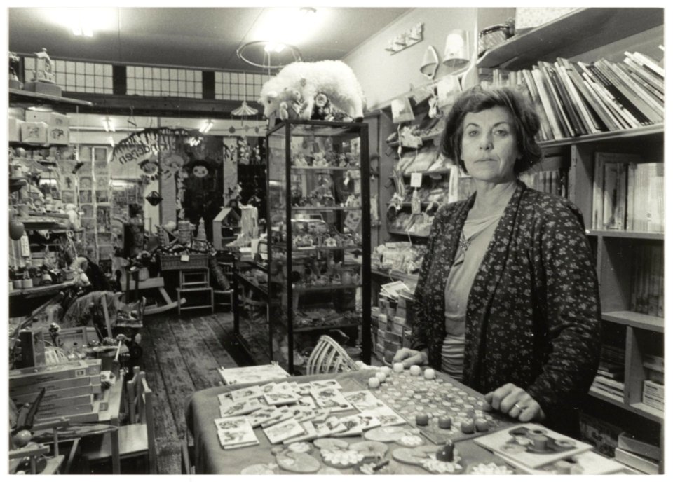 Speelgoedwinkel Wortelkinderen, Zijlstraat 66. Op de foto Gonnie Arnolds. NL-HlmNHA 54034094