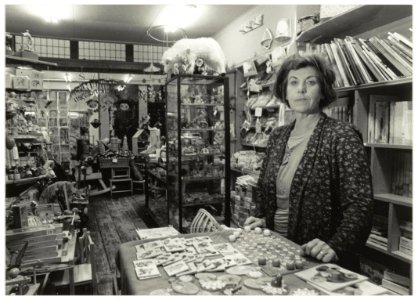 Speelgoedwinkel Wortelkinderen, Zijlstraat 66. Op de foto Gonnie Arnolds. NL-HlmNHA 54034094