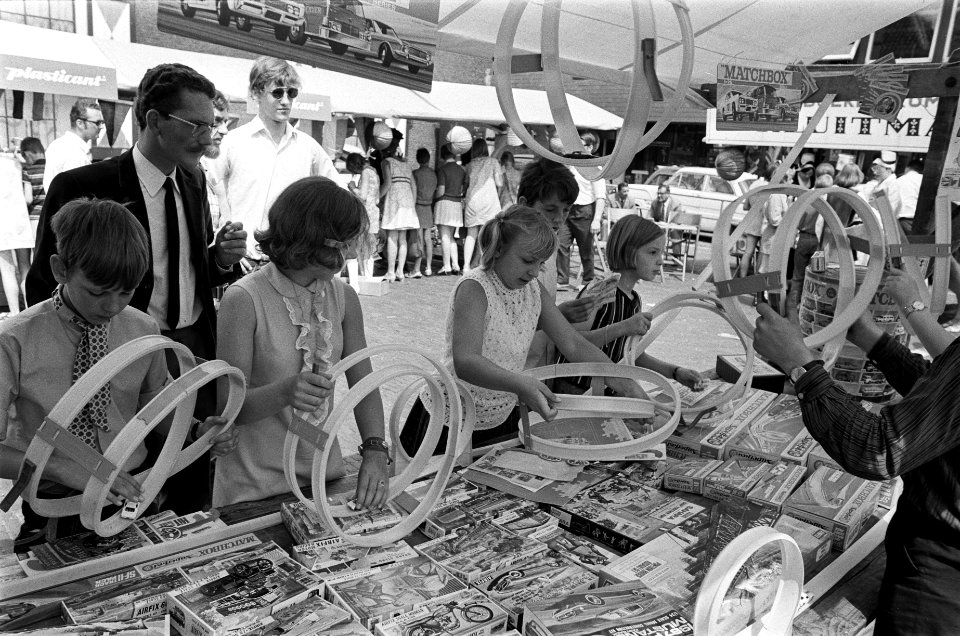 Speelmarkt van Speelweek 70 in Alkmaar geopend door waarnemend burgemeester G. H, Bestanddeelnr 923-6056