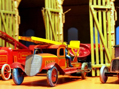 Speelgoedmuseum Deventer, clockwork wind-up tin toy, fire engine with ladder and trailer bowser