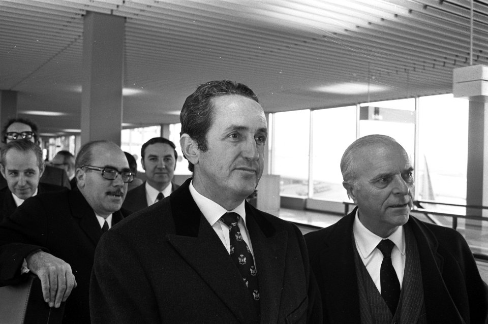 Spaanse Minister van Buitenlandse Zaken, Lopez Bravo, Schiphol, links minister L, Bestanddeelnr 925-3888