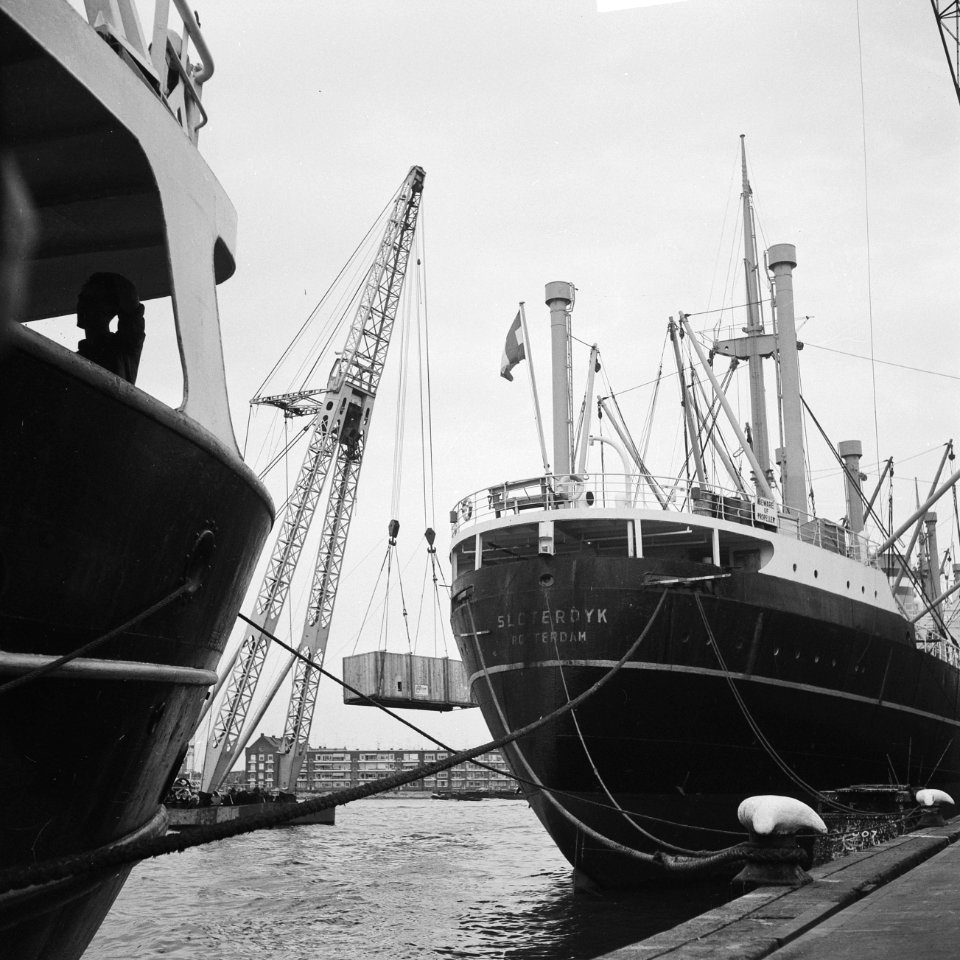 Spectaculaire hijs, 90.000 wegende compressor werd verlad aan de kade HAL, Bestanddeelnr 918-1836