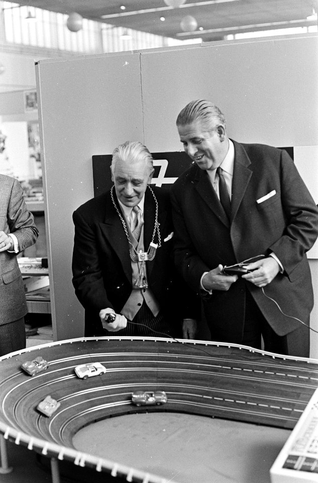 Speelgoedbeurs in de RAI. Burgemeester Neurenberg , dr. Urschlechter met dhr. Mi, Bestanddeelnr 920-8659