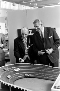 Speelgoedbeurs in de RAI. Burgemeester Neurenberg , dr. Urschlechter met dhr. Mi, Bestanddeelnr 920-8659