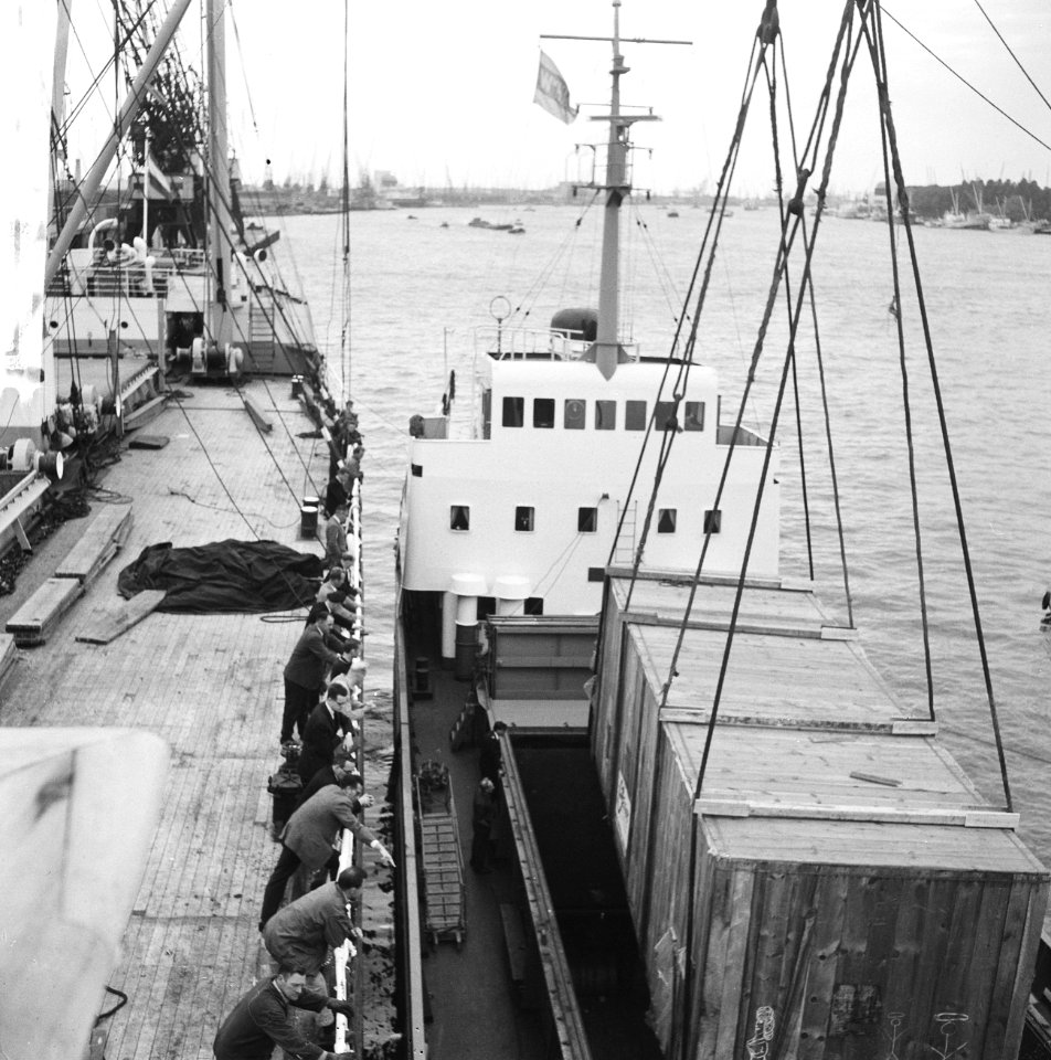 Spectaculaire hijs, 90.000 wegende compressor werd verladen aan de kade HAL, Bestanddeelnr 918-1835