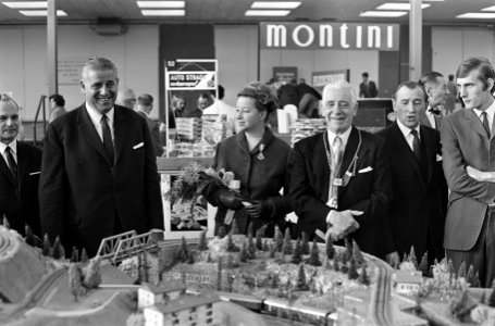 Speelgoedbeurs in de RAI. Burgemeester Neurenberg , dr. Urschlechter met dhr. Mi, Bestanddeelnr 920-8661