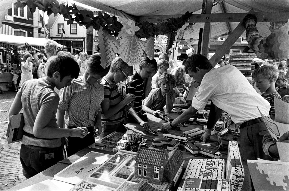 Speelmarkt van Speelweek 70 in Alkmaar geopend door waarnemend burgemeester G. H, Bestanddeelnr 923-6055