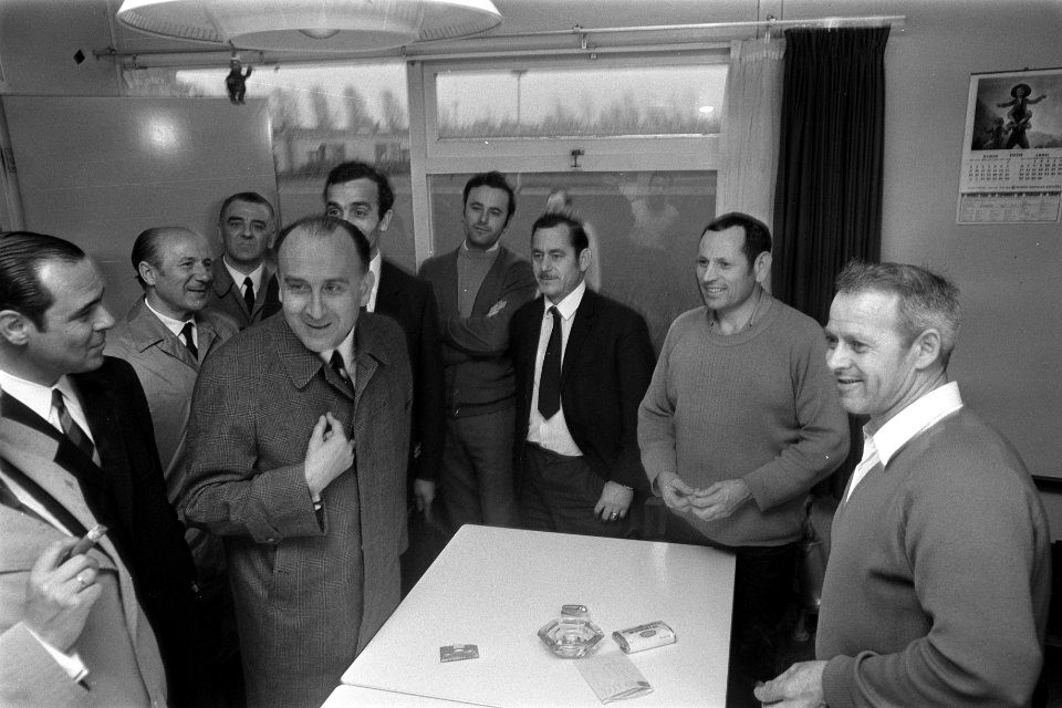 Spaanse minister in gesprek met bewoners van woonkamp El Prado van Philips in , Bestanddeelnr 923-4572