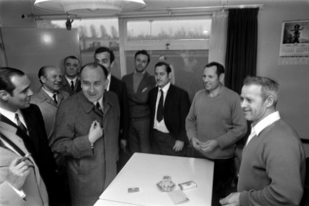 Spaanse minister in gesprek met bewoners van woonkamp El Prado van Philips in , Bestanddeelnr 923-4572