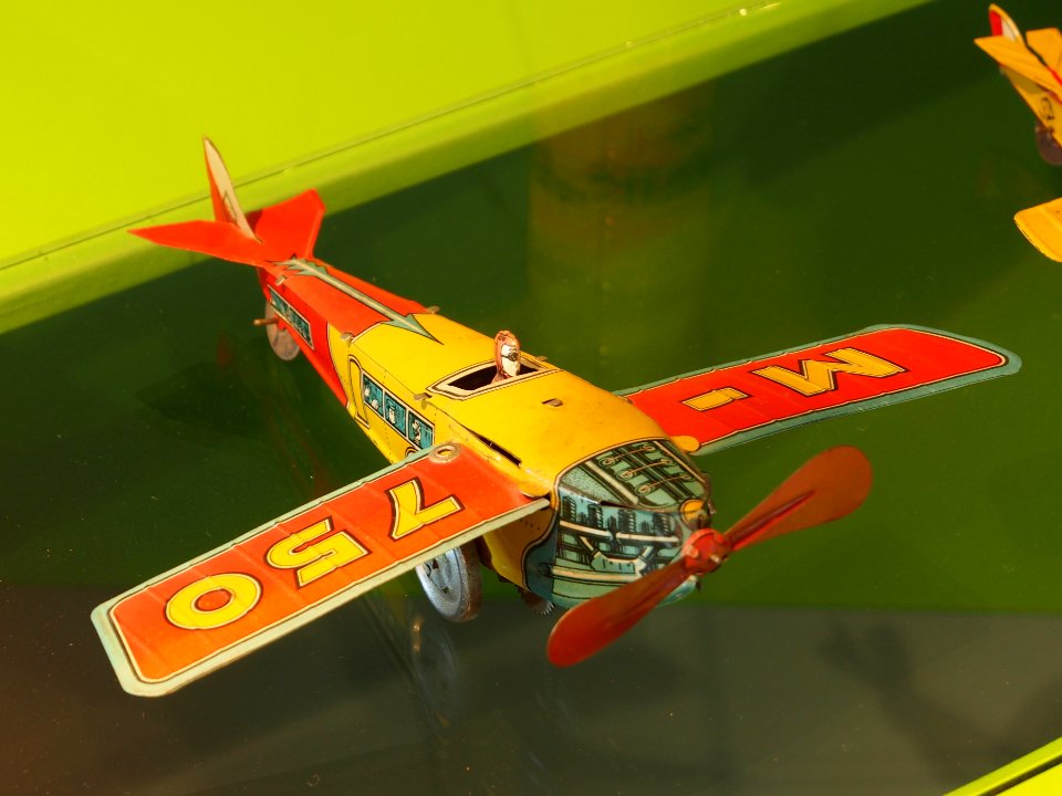 Speelgoedmuseum Deventer, Old tin toy aircraft M-750