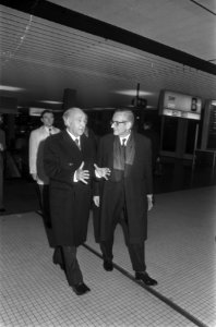 Spaanse minister Buitenlandse Zaken J M de Areilza Schiphol met ambassadeur In, Bestanddeelnr 928-4234