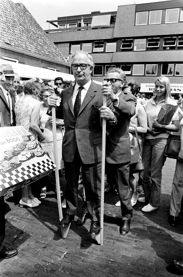 Speelmarkt van Speelweek 70 in Alkmaar geopend door waarnemend burgemeester G. H, Bestanddeelnr 923-6054