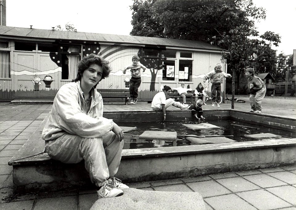 Speeltuin 't Paradijsje met toezichthoudster Gerda Kloes. Aangekocht in 1991 van United Photos de Boer bv. - Negatiefnummer 32632 k 8 a. - Gepubliceerd in het Haarlems Dagblad van 09-07-1990. Identifi