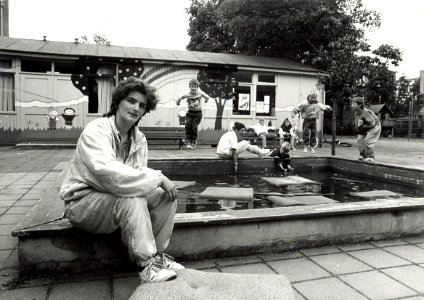 Speeltuin 't Paradijsje met toezichthoudster Gerda Kloes. Aangekocht in 1991 van United Photos de Boer bv. - Negatiefnummer 32632 k 8 a. - Gepubliceerd in het Haarlems Dagblad van 09-07-1990. Identifi