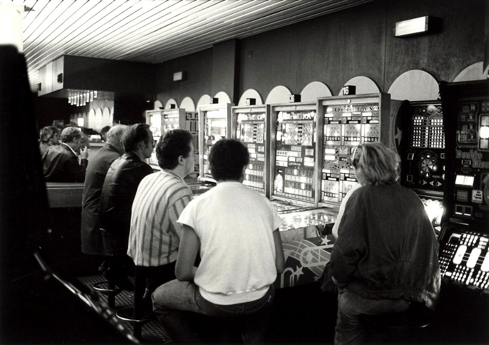 Spee- en gokhal de Play-In aan de Kerkstraat. Aangekocht in 1987 van United Photos de Boer bv. - Negatiefnummer 25369k 22. - Gepubliceerd in het Haarlems Dagblad dd. 01-08-1985. Identificatienummer 54