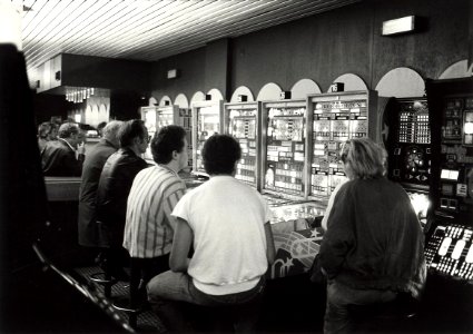 Spee- en gokhal de Play-In aan de Kerkstraat. Aangekocht in 1987 van United Photos de Boer bv. - Negatiefnummer 25369k 22. - Gepubliceerd in het Haarlems Dagblad dd. 01-08-1985. Identificatienummer 54