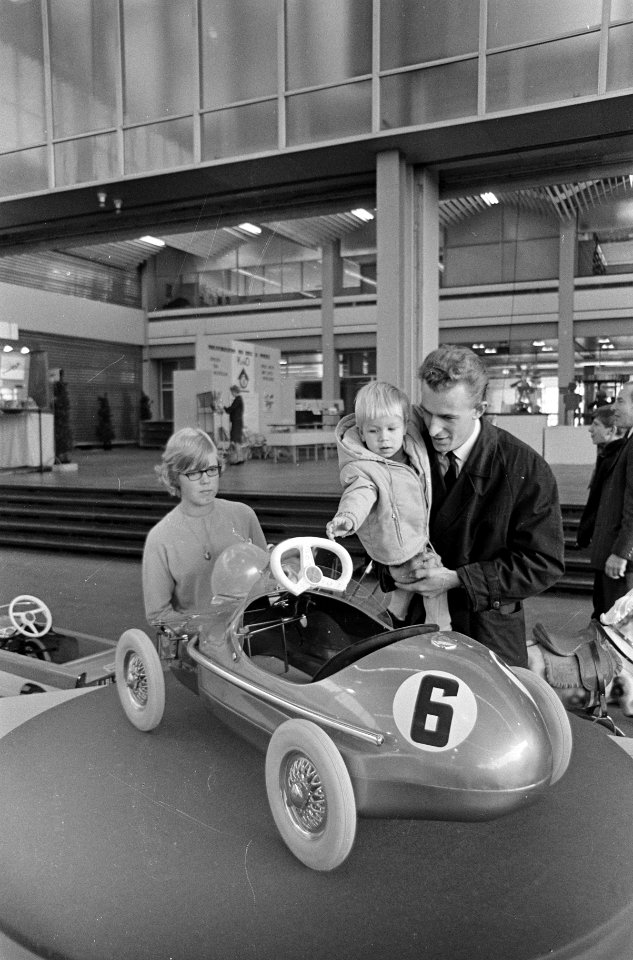 Speelgoedbeurs in de RAI. Burgemeester Neurenberg , dr. Urschlechter met dhr. Mi, Bestanddeelnr 920-8660