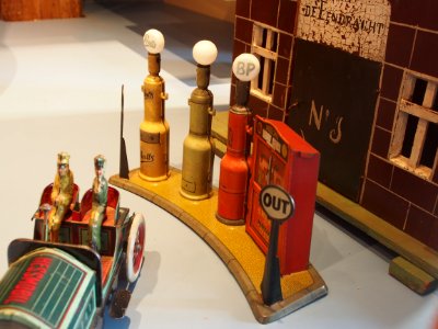 Speelgoedmuseum Deventer, Tin toy gas station pic1