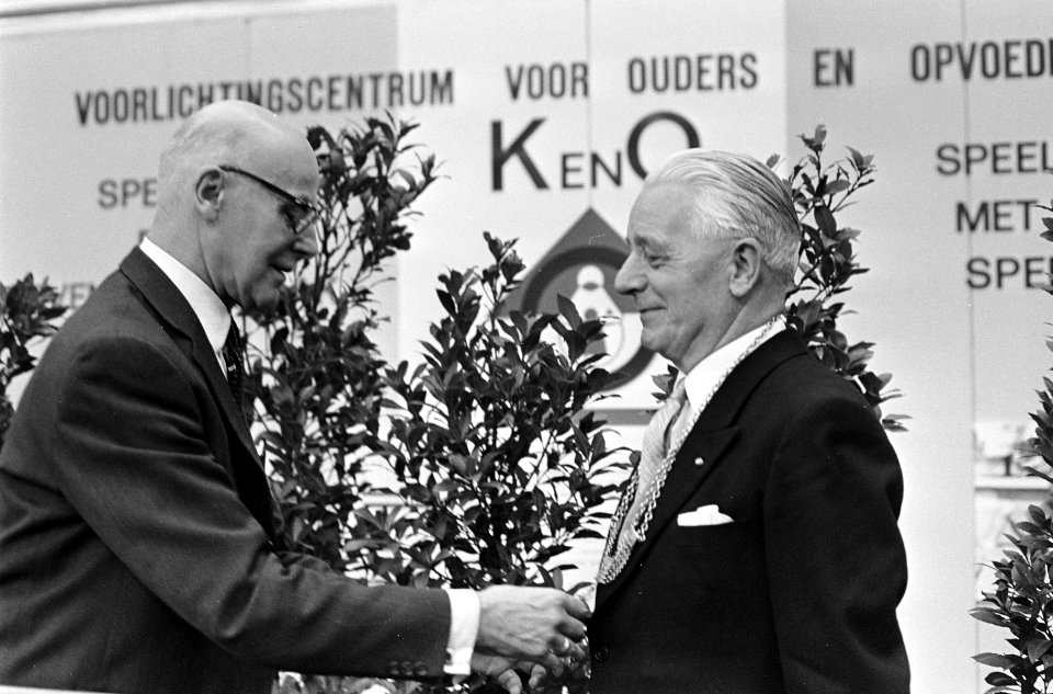 Speelgoedbeurs in de RAI. Dhr. Mijksenaar, Bestanddeelnr 920-8662