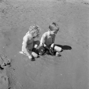 Spelende kinderen aan het strand, Bestanddeelnr 254-4413